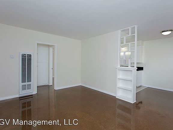5th image of 372 E Badillo St
