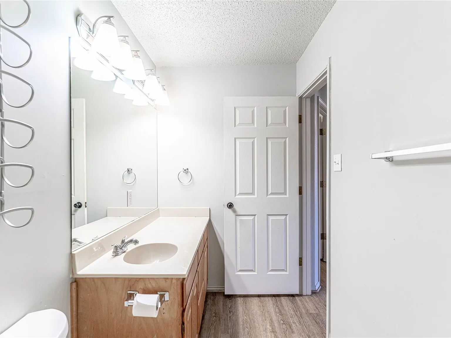 3 bed, 1184 sqft, $1,725 — Photo 2