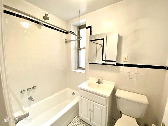 5th image of 1 Bank St APT 5M