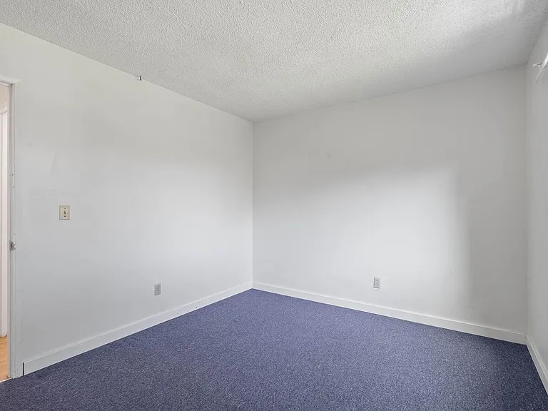 $500 off! Updated, upstairs 2-bdrm/1-bath triplex aptOn-site w/d, off-street parking, near downto... — Photo 18