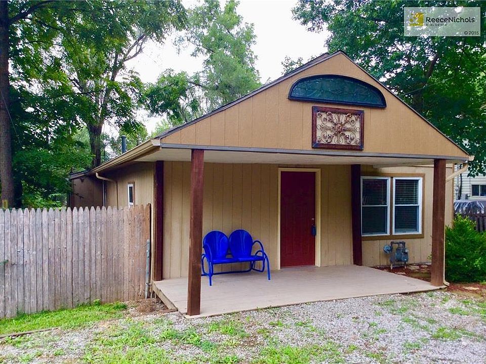 Cute front porch to sit out in the mornings and have coffee.