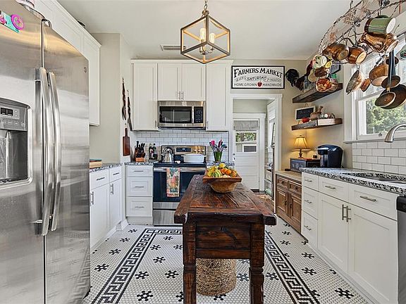 3rd image of 809 E FLORA STREET