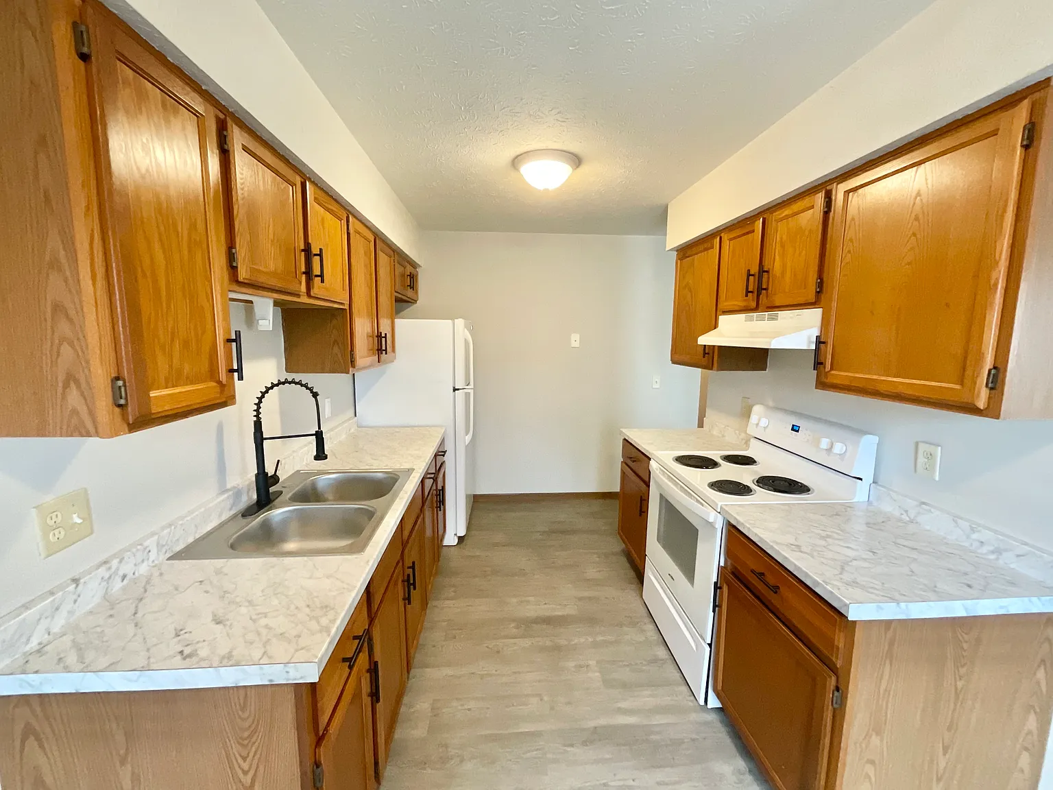 2 bed, 1.5 bath, 950 sqft, $1,100 — Photo 3