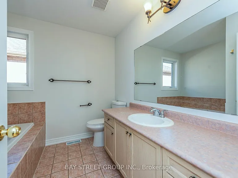130 Royal Appian Cres — Photo 24