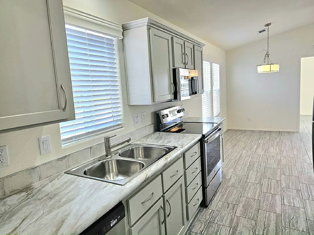 2 bed, 2.0 bath, 752 sqft, $3,646 — Photo 4