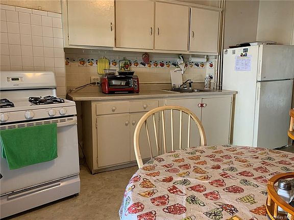 3rd image of 2336 Aqueduct Ave