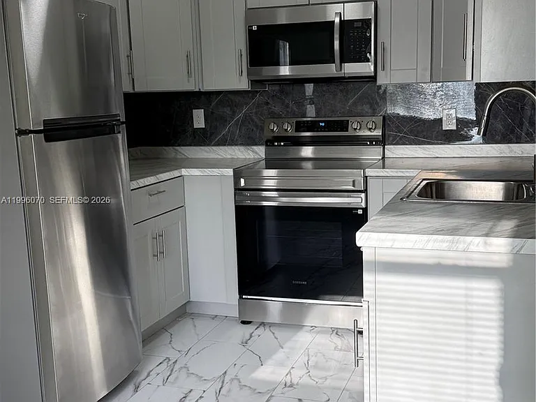 6071 SW 33rd St #4 — Photo 3
