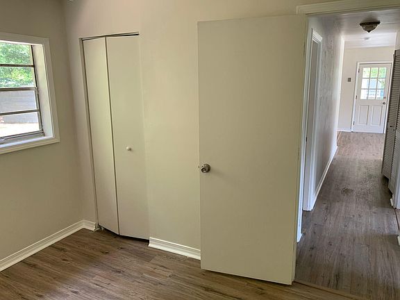 3rd image of 224 Edison Dr
