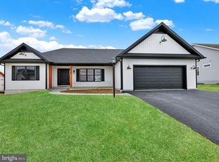 13 Rolling Meadow Rd, Lebanon, PA 17046