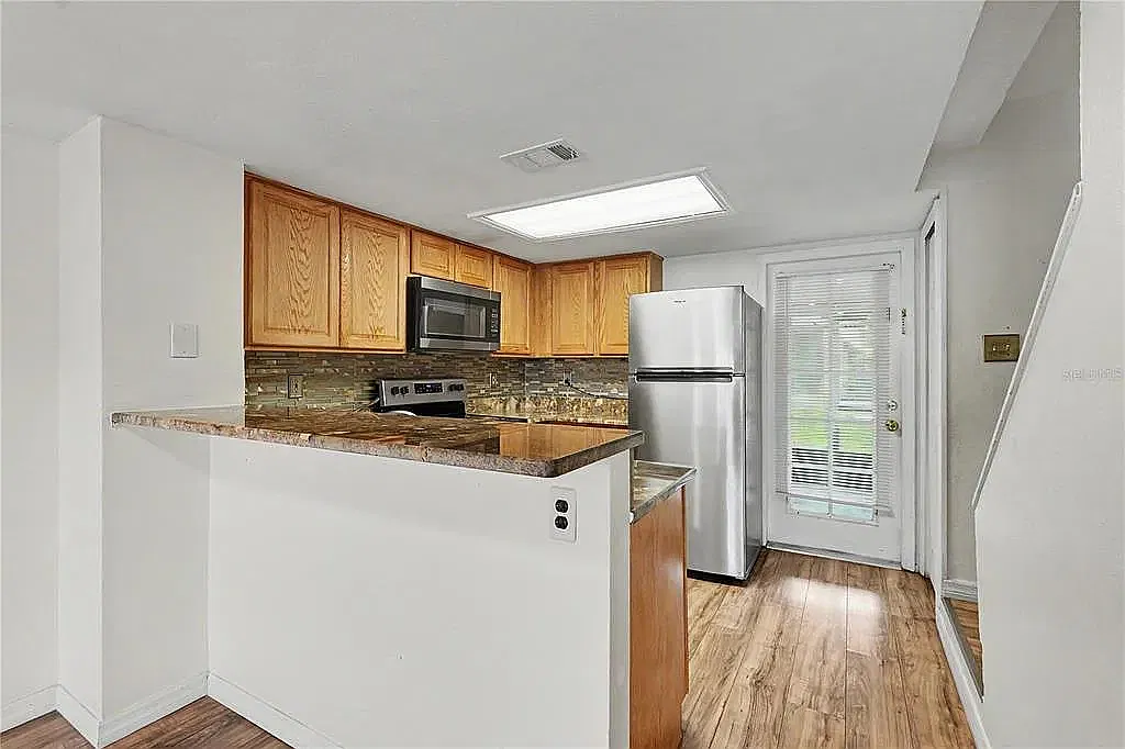 2 bed, 1.5 bath, 886 sqft, $1,550 — Photo 3