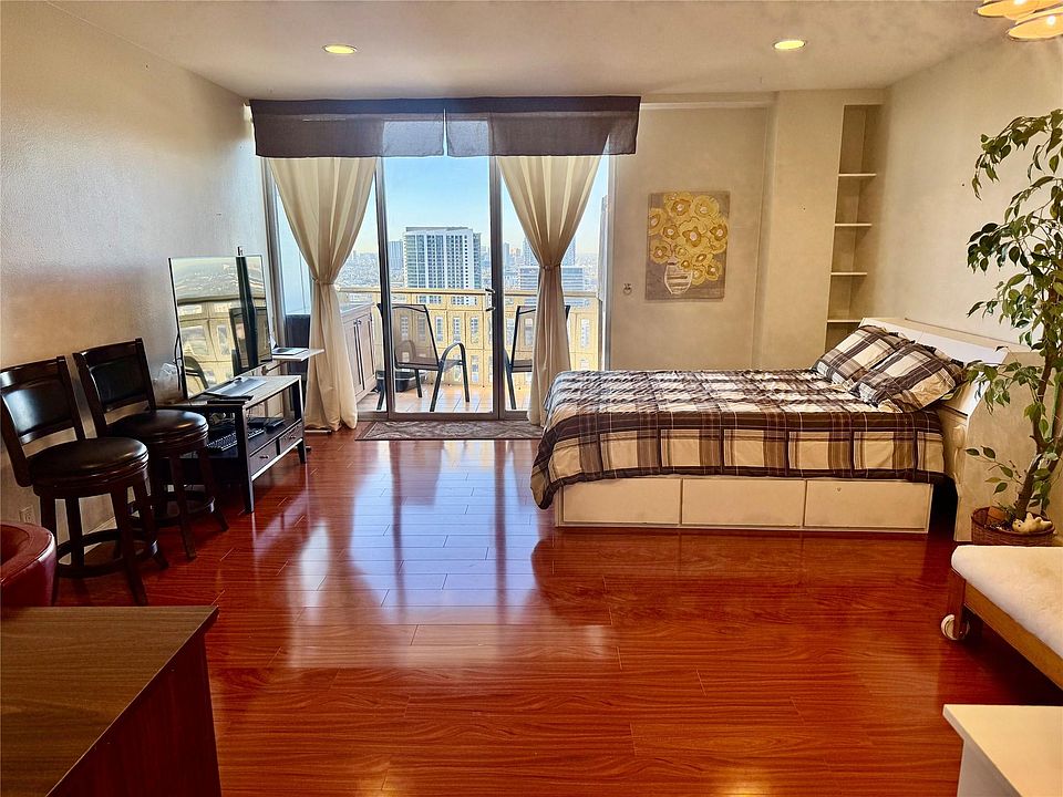 1st image of 2016 Main St APT 2510