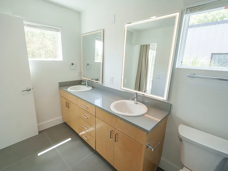 1300 Francis Ave — Photo 11