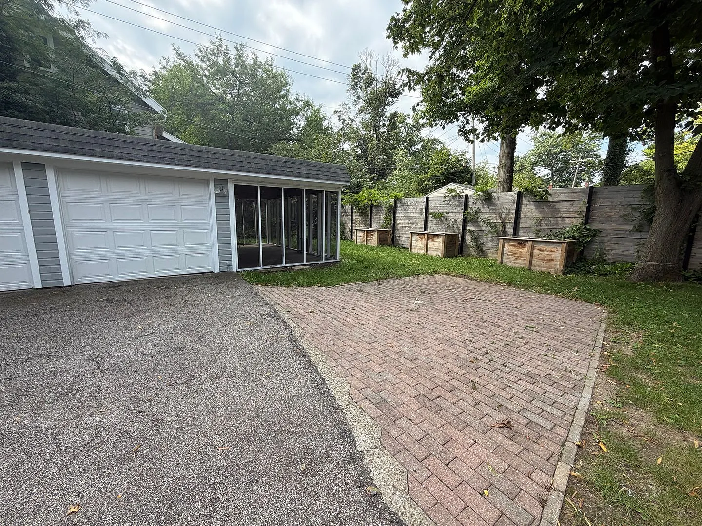 Charming 5 Bedroom 13048 Cedar — Photo 2