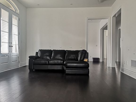5th image of 241 Stormont Trl
