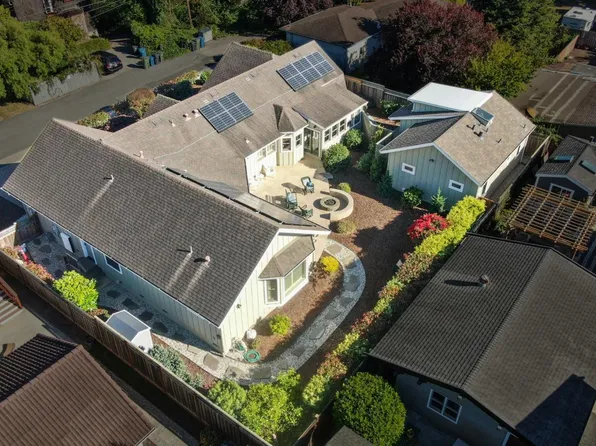 608 San Benito St, Half Moon Bay, CA 94019