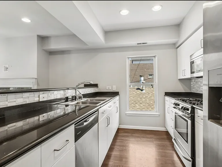 2135 N Southport Ave #301 — Photo 3