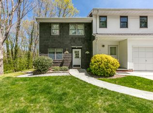 1 Pine St #1, Huntington, NY 11743