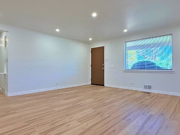 4th image of 3045 N Niagara St