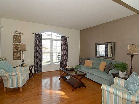 4th image of 941 Artesia Way