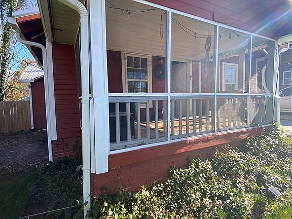 3rd image of 525 Park Dr
