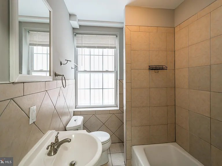 2123 Spring Garden St #1R — Photo 5