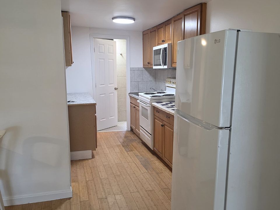 1st image of 607 1st Ave S #3