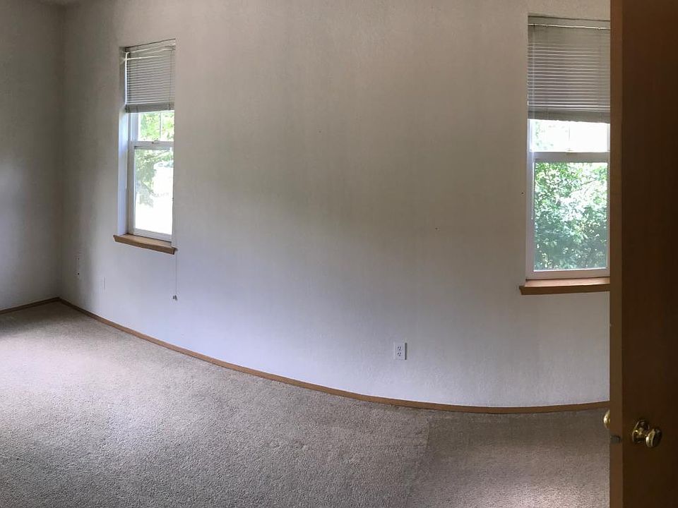 Master Bedroom w/walk in closet