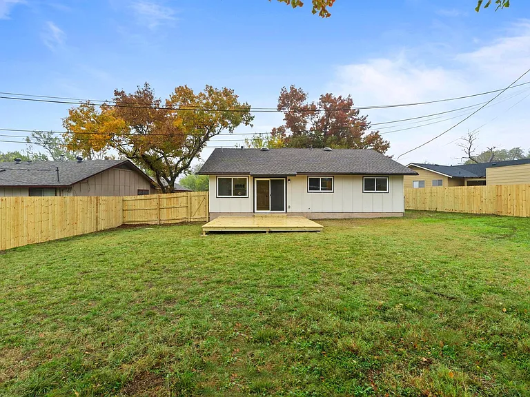 902 Warrington Dr — Photo 19