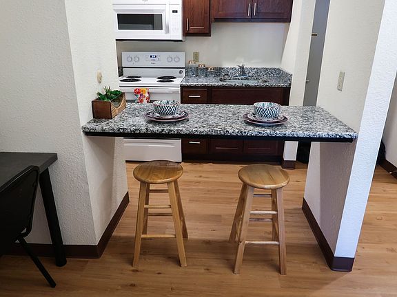 3rd image of 805 W Green St #1B-1Ba