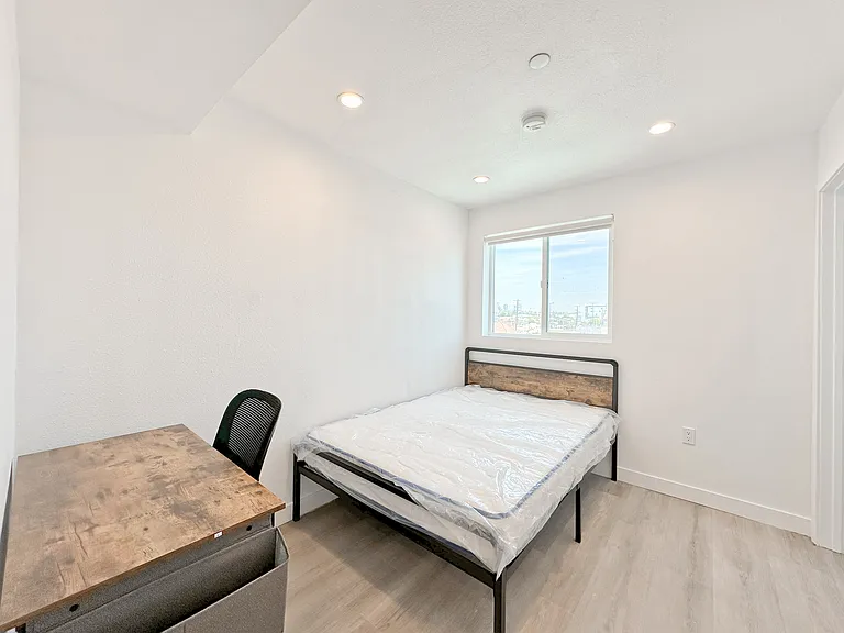 1363 1/2 W 35th St #9 — Photo 30