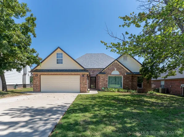 3925 S Rolling Oaks Dr, Tulsa, OK 74107