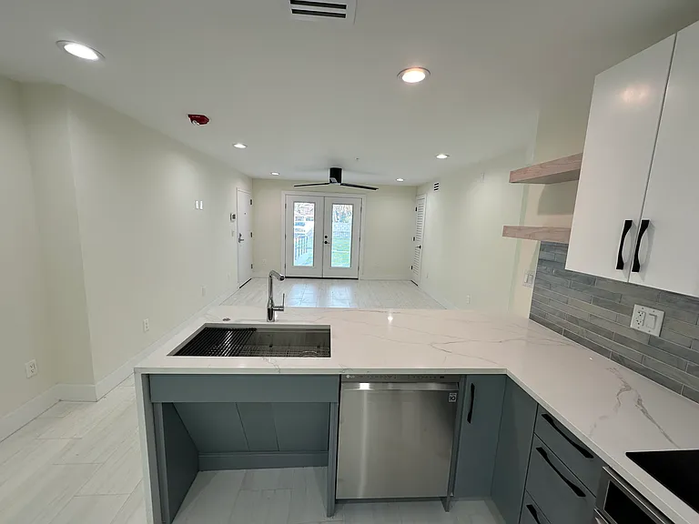 Ocean Reef Apartments — Photo 21