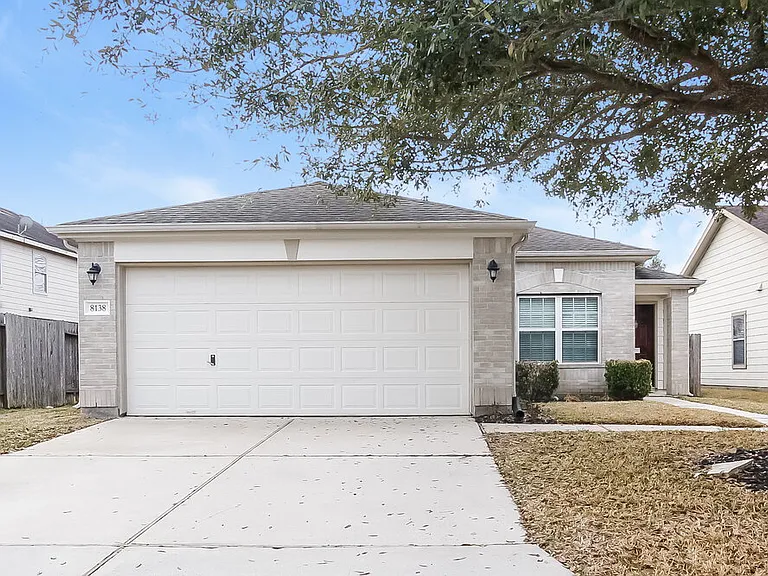 8138 Sanders Glen Ln — Photo 1