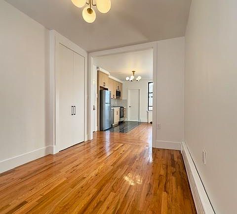 4th image of 63 Diamond St Floor 3