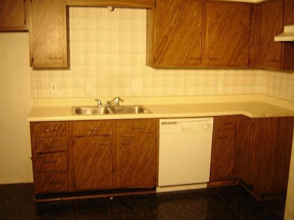 3rd image of 1541 Longley St