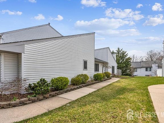 4th image of 92 Lexington Cir