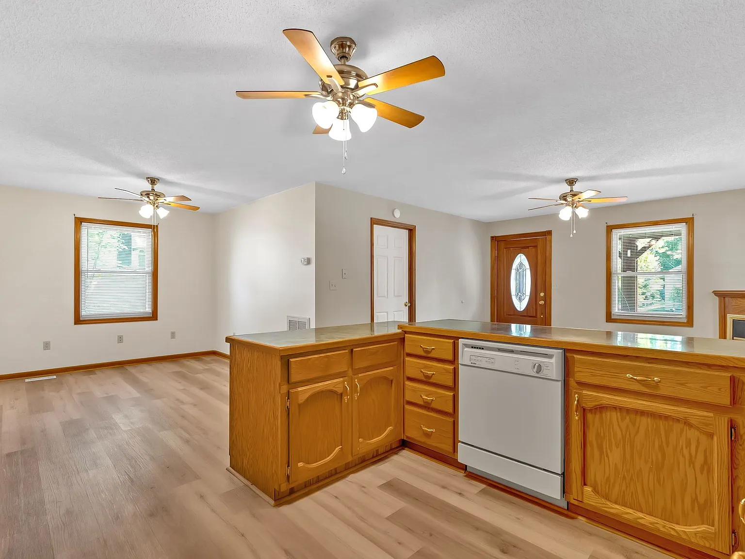 3 bed, 2.0 bath, 1368 sqft, $2,000 — Photo 4