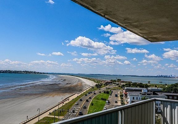 2nd image of 300 Lynn Shore Dr