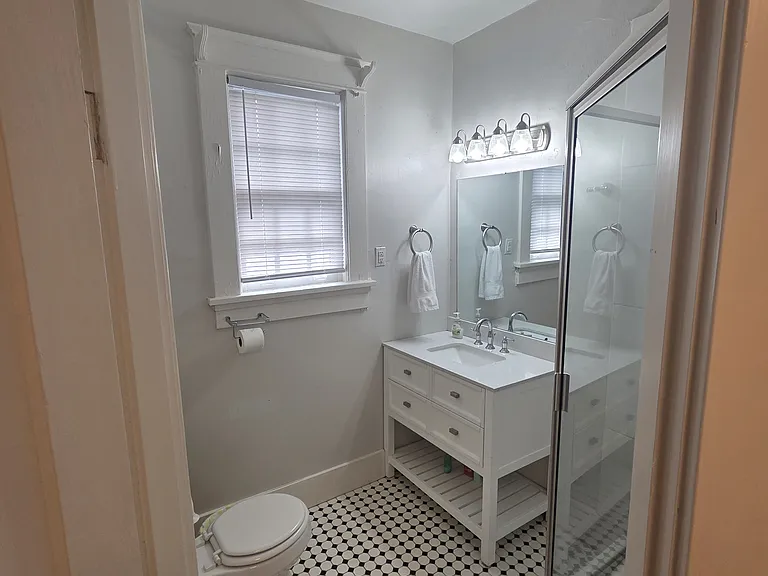 1952 Snowden Ave — Photo 12