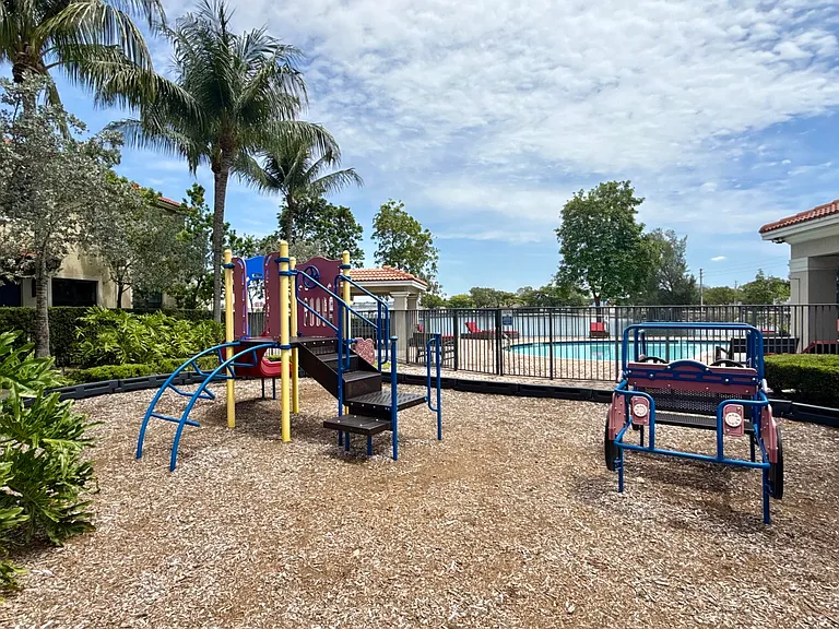 3332 NW 10th Ave — Photo 33
