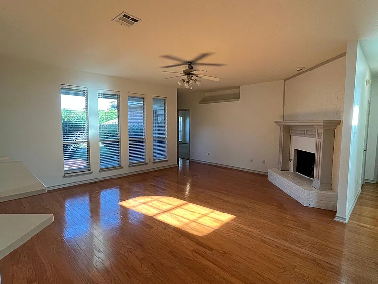 1200 Oakley Dr — Photo 2