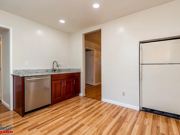 215 Topeka Ave — Photo 5
