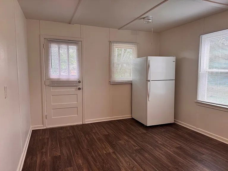1520 Sloan St — Photo 11