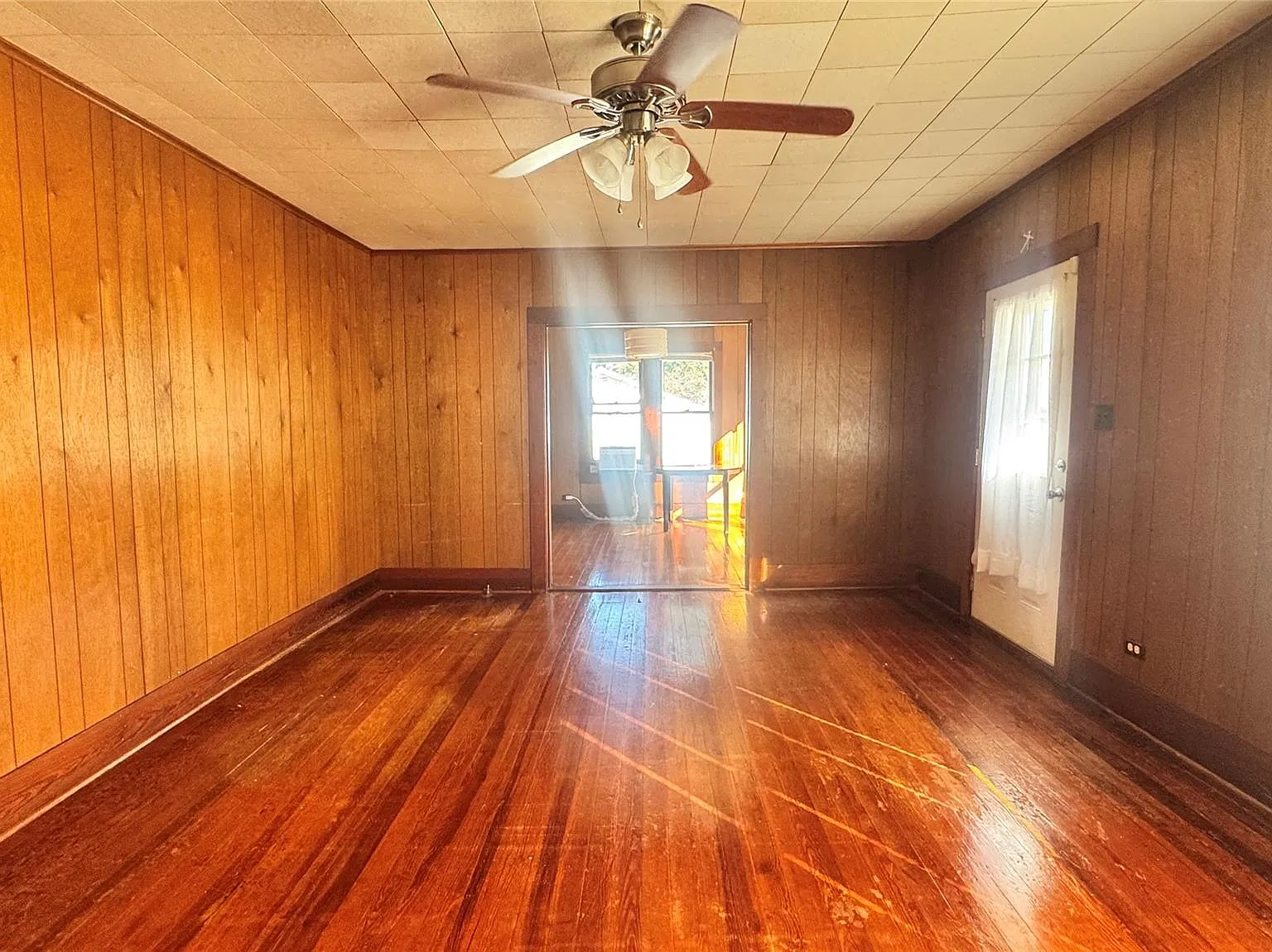3 bed, 1.0 bath, 1384 sqft, $1,300 — Photo 3