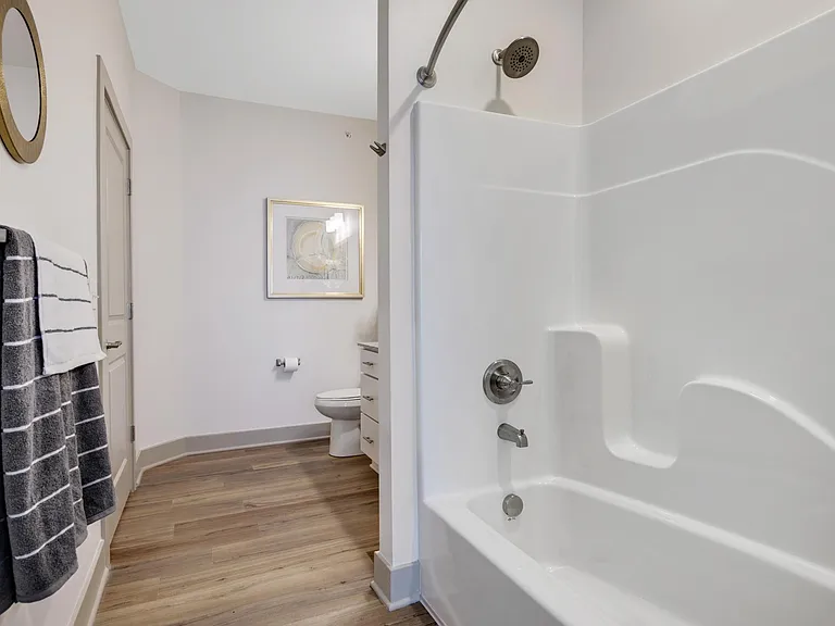 Edgewater East Apartments — Photo 16