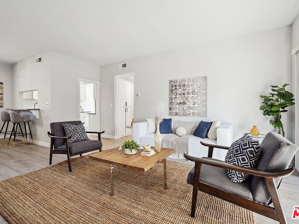 1st image of 801 S Plymouth Blvd APT 305