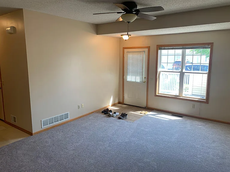 470 Hickory Ln N — Photo 5