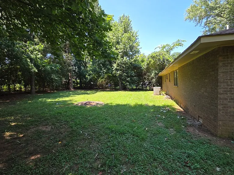 308 E Gum St — Photo 16