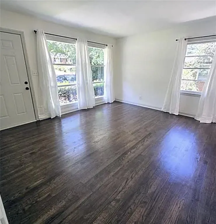 3 bed, 1.0 bath, 1014 sqft, $1,995 — Photo 3