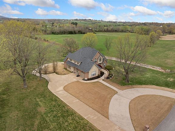 2nd image of 3323 Savannah Dr